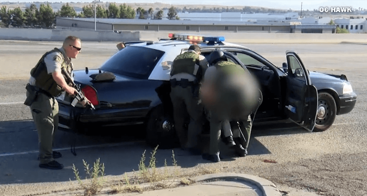 Contra quien el sospechoso también disparo hiriendo gravemente a dos oficiales.