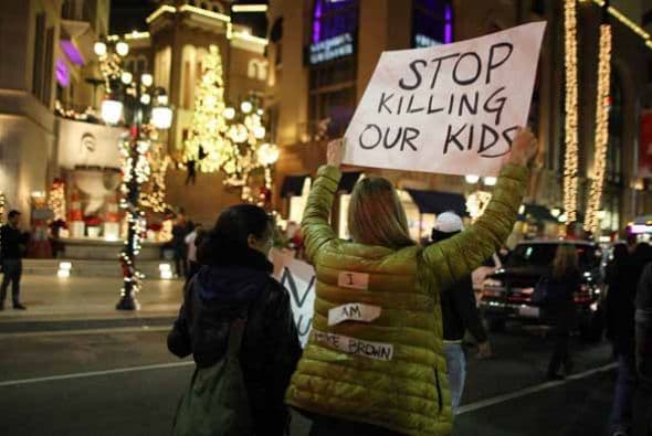 Pancartas y consignas estuvieron a la orden durante la movilización que se inició desde que se dio a conocer la decisión del Gran Jurado en el caso Ferguson. Continúa alerta táctica en Los Ángeles aquí