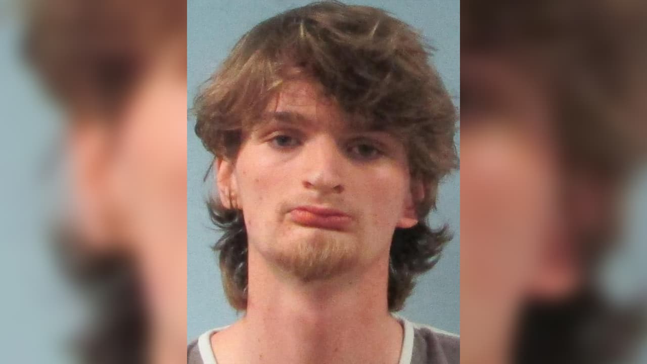 Acusan a un hombre de matar a puñaladas a su medio hermano durante una pelea en Texas