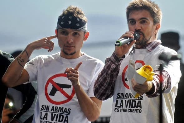 El cantautor colombiano Juan Esteban Aristizábal, Juanes, encabezó un multitudinario concierto por el Día Internacional por la Paz en una violenta barriada de Medellín, en la que las guerras entre pandillas han dejado más de 1,600 muertos en lo que va del año.