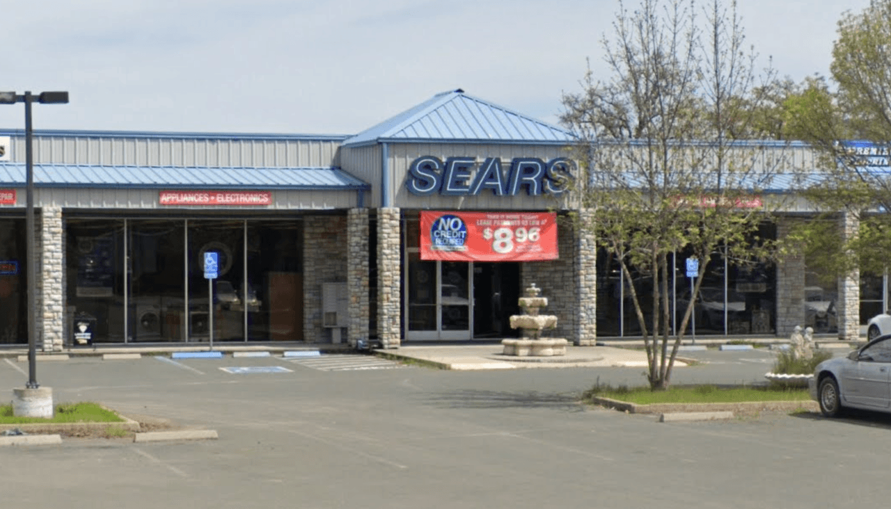 <b>Sears Hometown Lakeport:</b>
<br>Dirección : 2570 S Main St, Lakeport, CA 95453 
<br>
<br>Queda en una comunidad cerca del lago Clear, al norte de la ciudad de Santa Rosa en California.