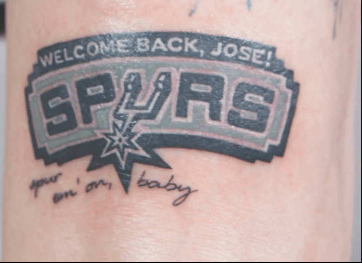 La mayor fanática de José Mourinho se luce mostrando parte de sus 38 tatuajes en honor al entrenador del Tottenham.