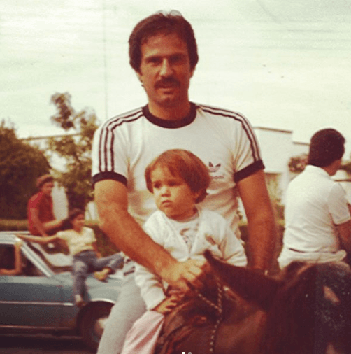 Es hija del entrenador de fútbol Jesús Bracamontes y de Jacqueline Van Hoorde.