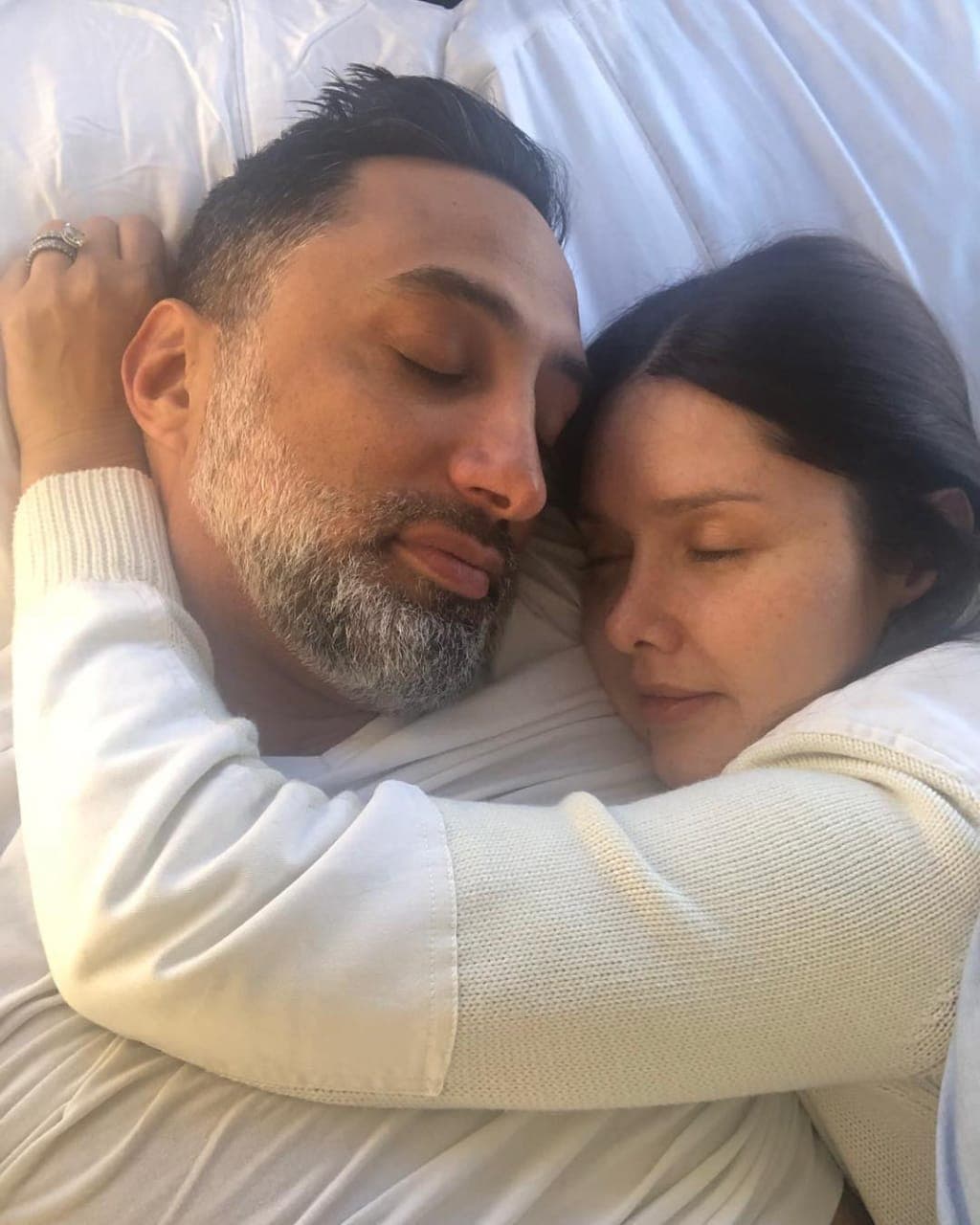 "He soñado su carita. Fue muy raro porque
<b>pensé que era real </b>y cuando me desperté fue como un 'shock' y luego voltee a verme el estómago... ¿En dónde está mi bebé? ¡Ya nació mi bebé!", recordó.