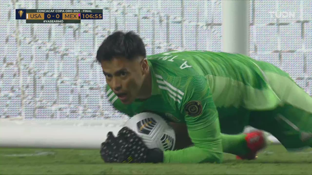 ¡Talavera salva en dos tiempos! Alcanza a contener el tiro de Zardes