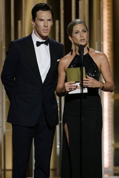 Los primeros presentadores de la noche, Jennifer Aniston y Benedict Cumberbatch.