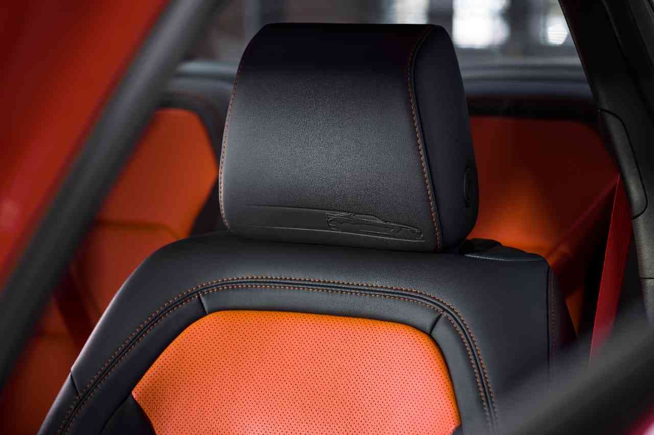 Hasta los apoyacabezas en los asientos delanteros consiguen tratamiento especial con la silueta del auto en movimiento estampado sobre él.