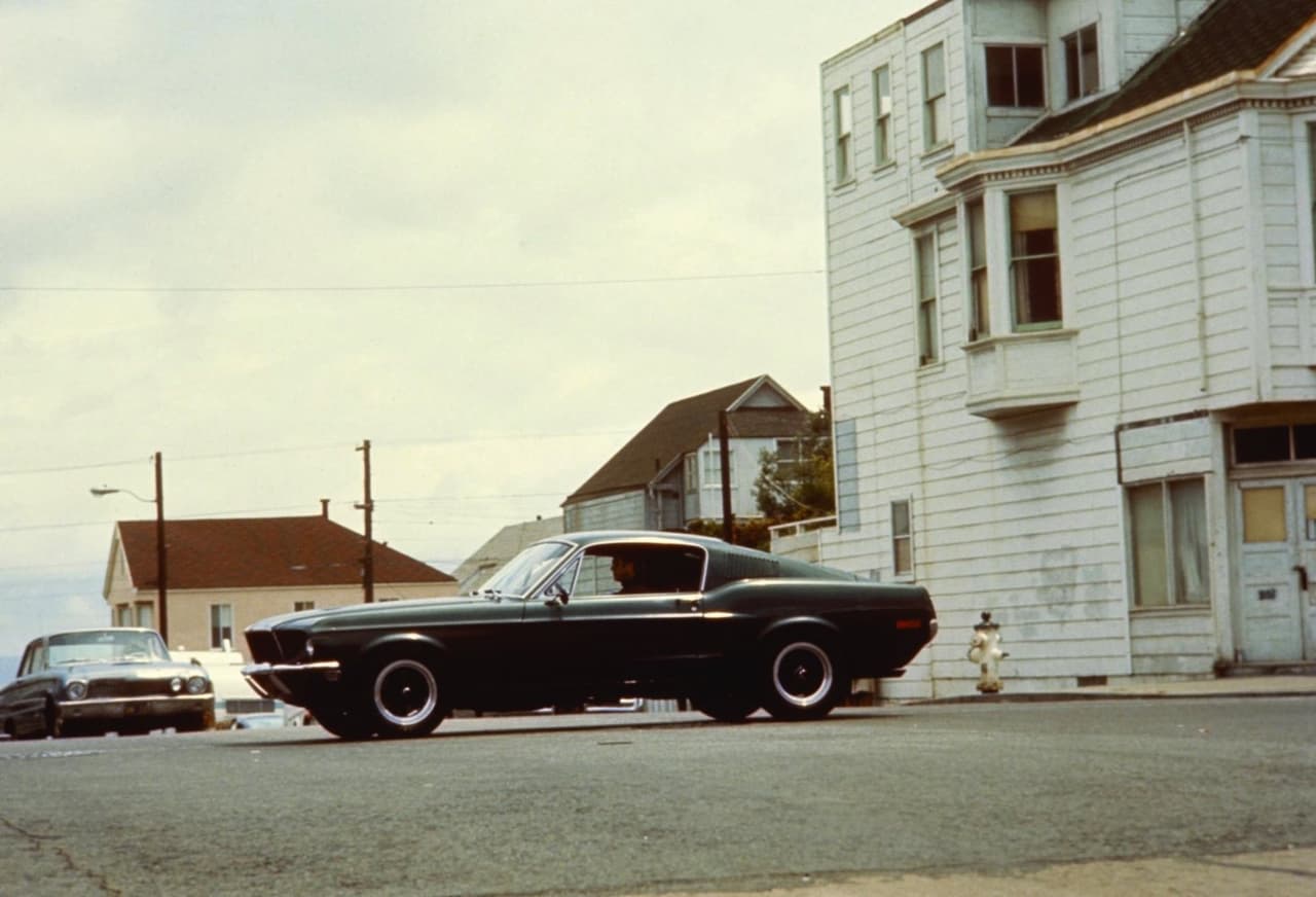 <b>Bullit (1968):</b> El teniente Frank Bullit (Steve McQueen), un descreído detective del departamento de policía de la ciudad de San Francisco, está determinado a desenmascarar al jefe del submundo criminal que asesinó a un testigo puesto bajo su protección. En su misión enfrenta incontables obstáculos, mientras que sólo cuenta con 3 aliados: su arma de fuego, su placa y un Ford Mustang GT 1968 con un motor V8 de 390 pulgadas cúbicas (6.3 litros). Este auto es el protagonista de una de las persecuciones más espectaculares de la historia del cine. En la filmación se utilizaron dos autos idénticos, uno de ellos no sobrevivió la experiencia, mientras que el otro fue vendido a un comprador anónimo y fue recientemente encontrado hecho casi chatarra en México.