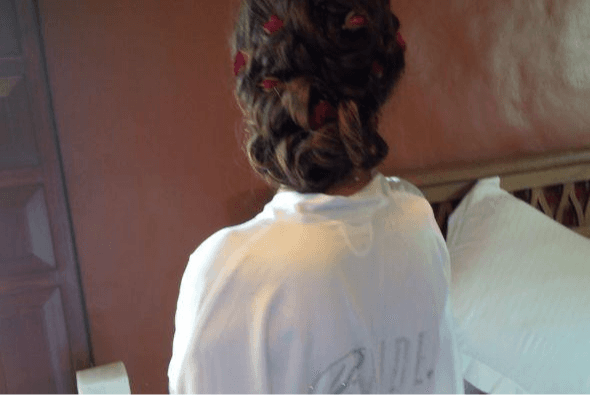 El peinado estuvo a cargo de su suegra, la señora María Goretti, juntas crearon un espectacular trenzado que hiciera juego con la ambientación del evento.