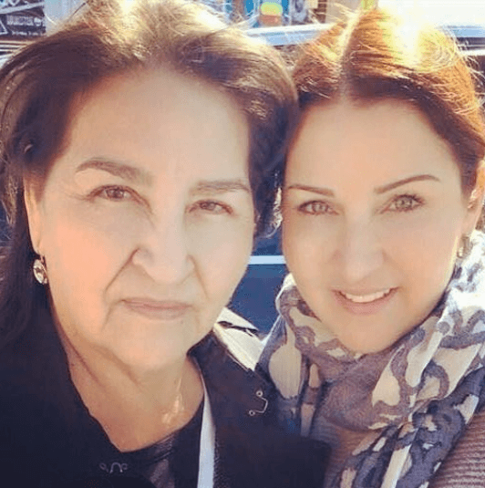 El amor de su vida es, sin duda, su madre Martha Esparza, a quien considera su ejemplo, su consejera, su amiga y su gran apoyo.