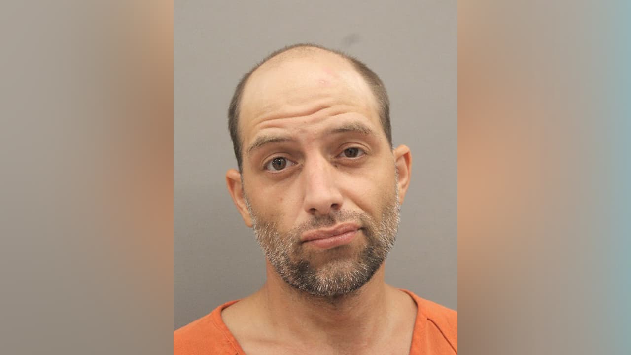 Jared Lee Fournier, es buscado por robo de entre $2,500 y $30,000.