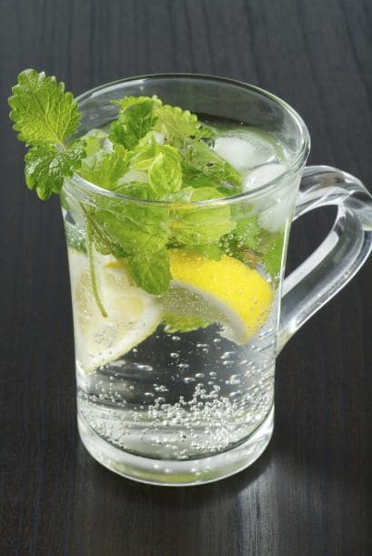 Si beber agua te aburre, saborízala con limón, jengibre y menta. El resultado es revitalizante y, ¡delicioso!