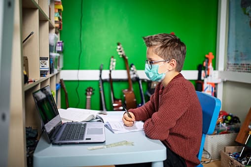 <b>3. Dele una mascarilla que sea divertida, de su personaje favorito o de colores llamativos, que le guste</b>.
<br>Para hacerlo parte del proceso e involucrarlo, deje que ella o el la escojan. Lauren Faubel, 
<a href="https://www.univision.com/local/dallas-kuvn/como-hacer-que-sus-pequenitos-se-acostumbren-a-usar-una-mascarilla-durante-la-pandemia-del-coronavirus">de Children’s Health</a> recalca que “esto puede ayudarle a prevenir batallas cuando le diga a su pequeño que se la ponga”.
<br>Cuando esté seleccionando un tapabocas para su hijo o hija, asegúrese que sea reutilizable, que se pueda lavar y que sea para niños de su edad para que se ajuste de forma apropiada.
<br>