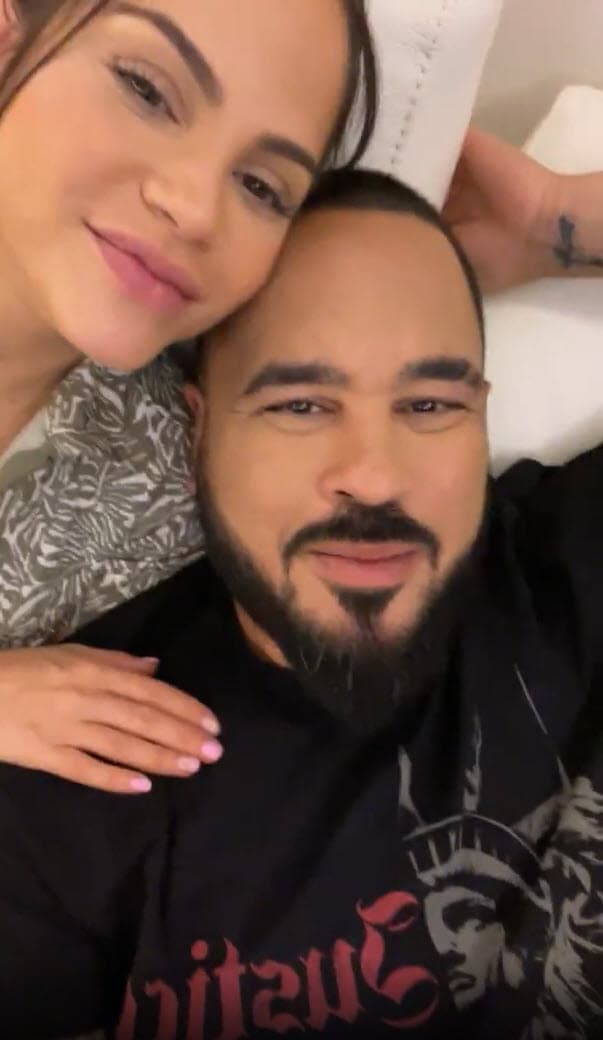 La información presentada en el canal de YouTube Molusco TV también reporta que el equipo legal del puertorriqueño explica que su cliente
<b> no representa un "riesgo de fuga"</b>, pues ha cumplido con todas las condiciones de su liberación.
<br>