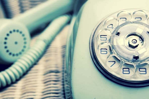 Seguramente, el teléfono con el largo cable enrollado te remita más a Los Picapiedra que a tu vida actual.