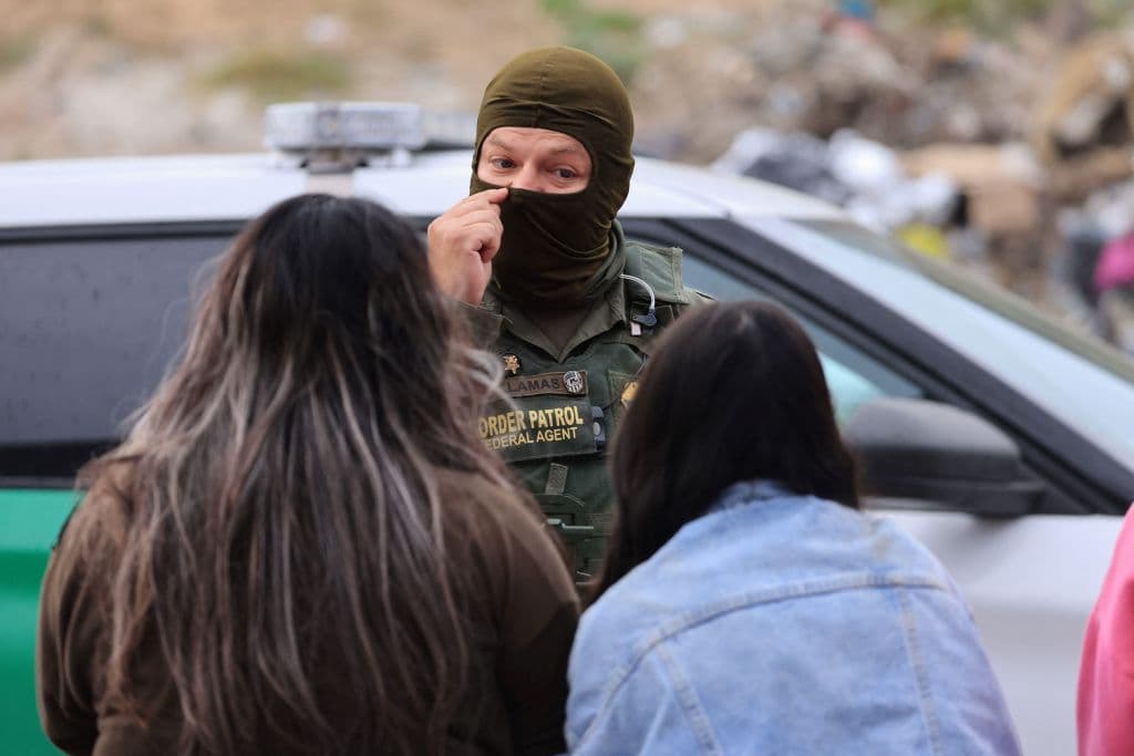 Con atención, muchos intentan entender las instrucciones que reciben de los agentes de la Patrulla Fronteriza.