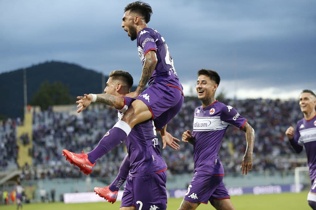 Napoli supera a la Fiorentina 2-1 en su visita a Florencia. Lucas Martínez ponía arriba a los locales al minuto 28, pero el mexicano Hirving Lozano empataba el partido y su compañero Amir Rrahmani cerró el triunfo para la 'Azzurra' en la J7 de la Serie A.