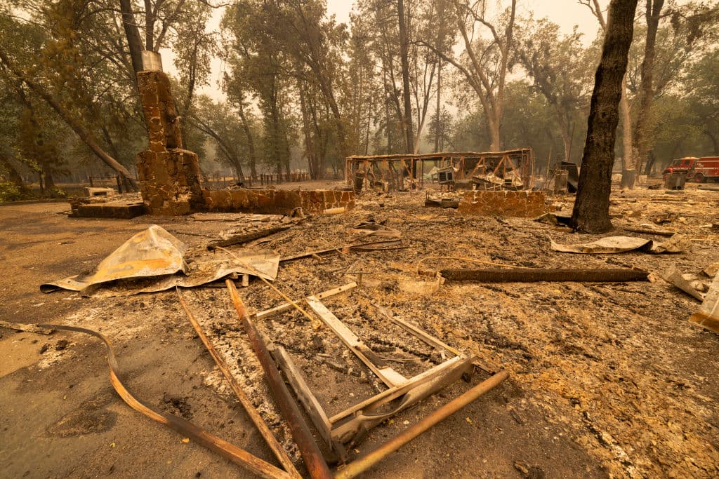 El incendio Park comenzó el miércoles 24 de julio y cuatro días después, los residentes en la pequeña comunidad de Payne Creek, observaban gran parte de su vida hecha cenizas.