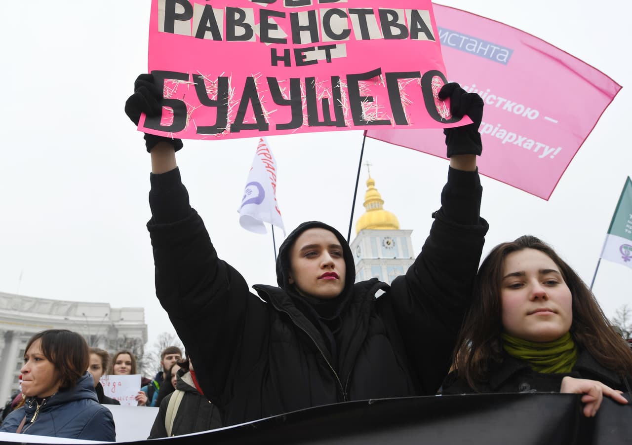 <b>Ucrania. </b>Una activista sostiene una pancarta que dice "no hay futuro sin igualdad" durante la marcha por el Día Internacional de la Mujer en Kiev. Las manifestantes instaron a las autoridades de ese país a ratificar las leyes sobre la prevención de la violencia contra las mujeres.