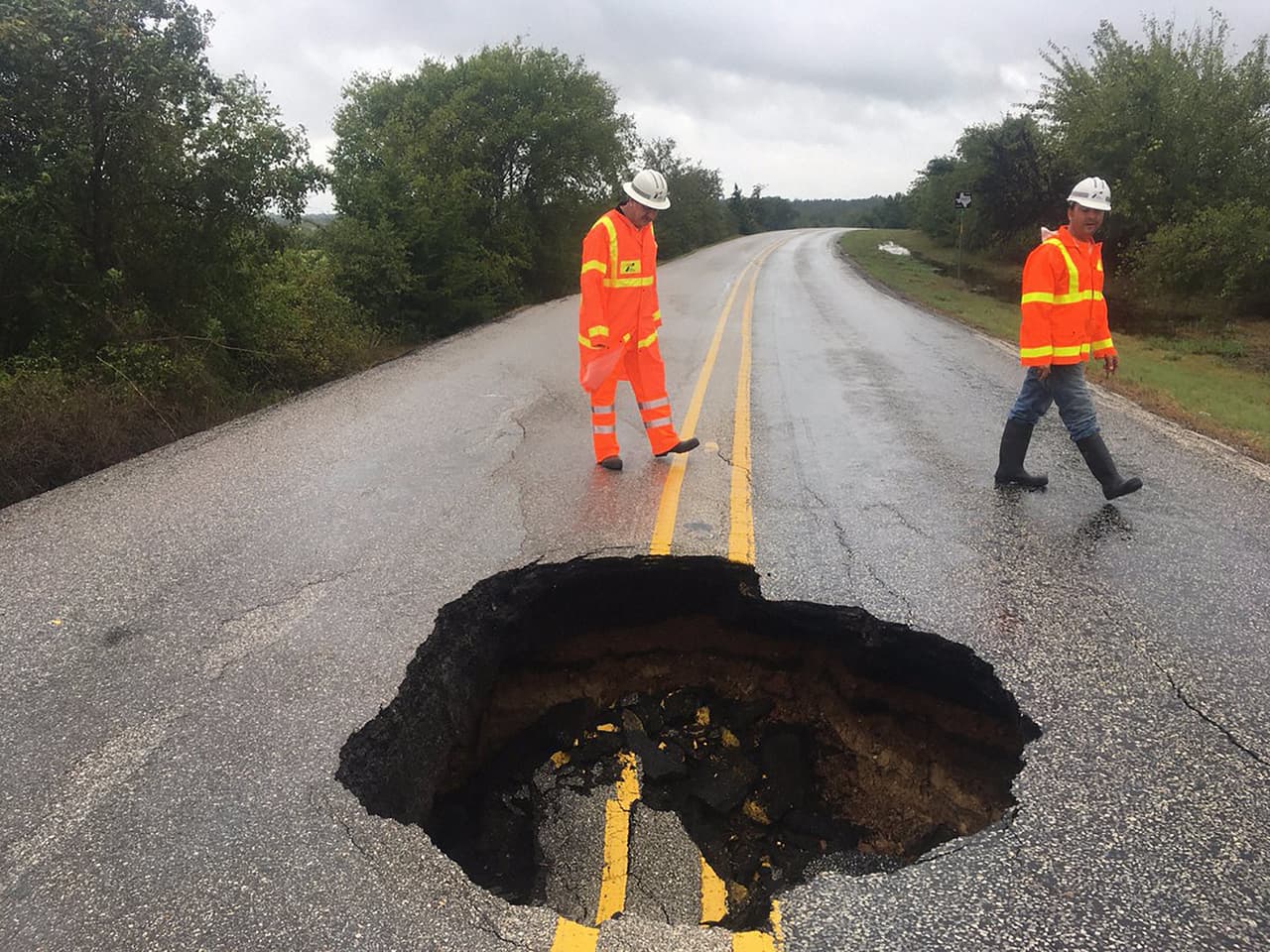 El Departamento de Transporte de Texas advirtió a los conductores que eviten transitar por vías inundadas. Varios puentes y carreteras en el área de Llano permanecen cerradas.