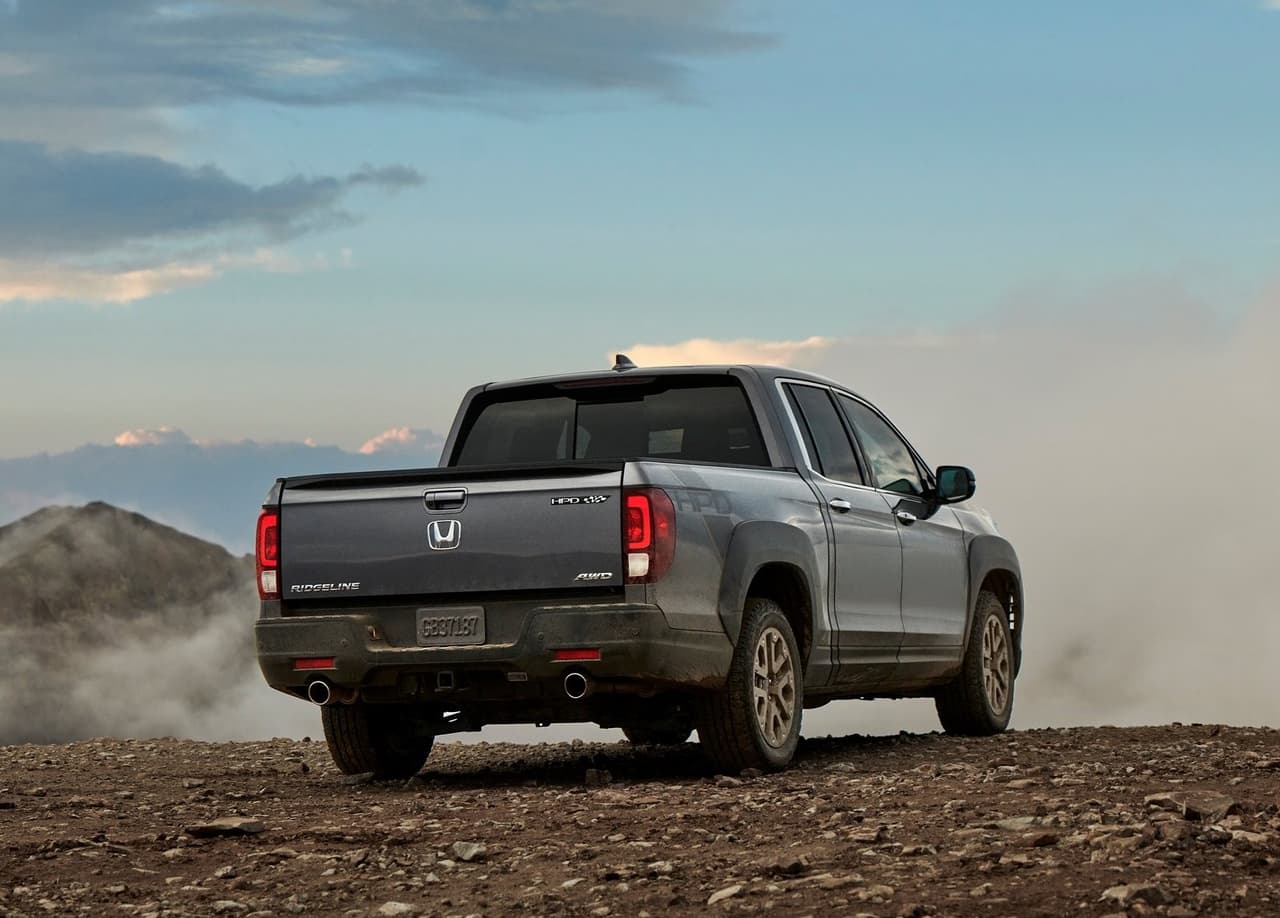 Por atrás, es notable el paragolpes modificado y la salida de escape doble con puntas de cromo.