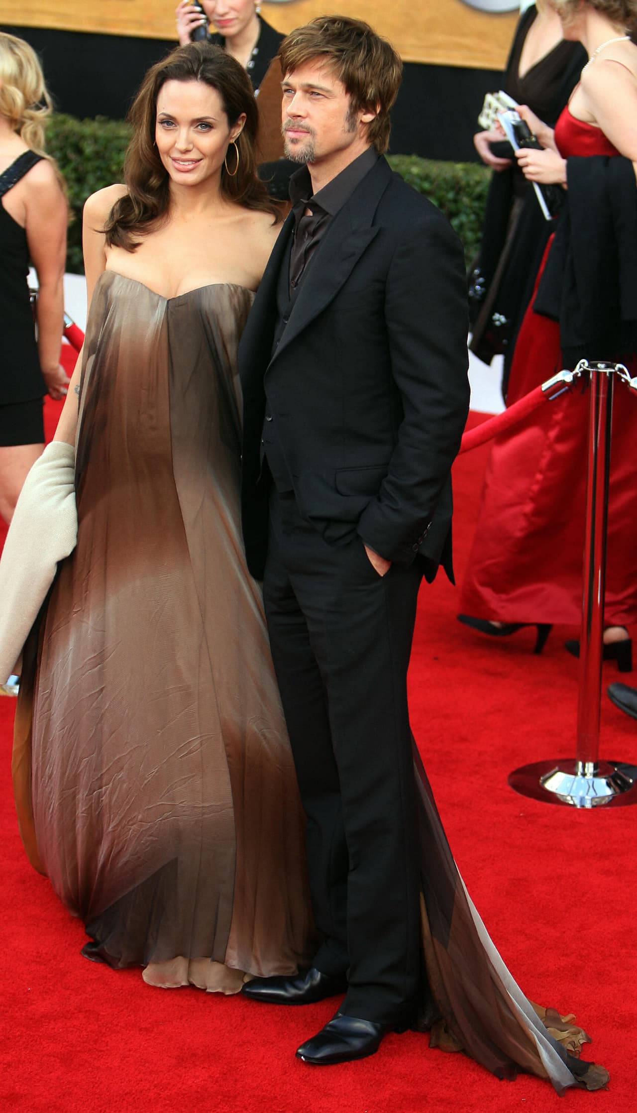 The New York Times destacó la confianza con la que Pitt se encontró en aquel grupo de rehabilitación, pues ninguno de sus compañeros filtró a la prensa las historias que el actor contaba.