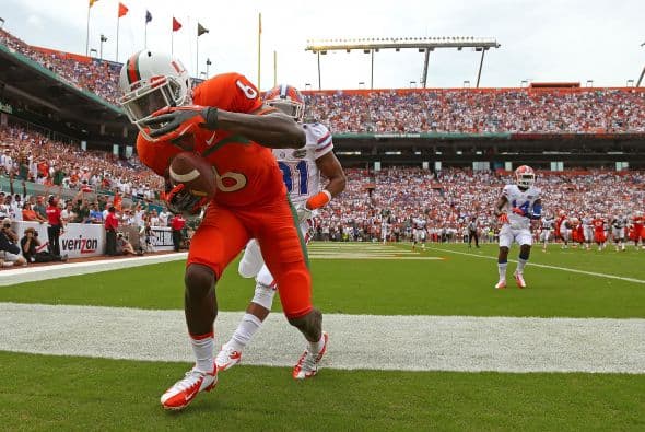 La victoria de los Hurricanes 21-16 sobre los rivales Gators de la Universidad de la Florida ha elevado al equipo al escalafón 15 en el ranking nacional de los mejores 25 equipos de la AP. Miami no hab{ia clasificado desde el año 2010. UM también subió de la posición 24 a la 18 en la encuesta USA Today´s coaches. El UM coach Al Golden, no dando demasiada importancia a la victoria, dijo que Duke Johnson estaba OK y no elaboró durante su rueda de prensa sobre los jugadores lastimados durante el juego, Rayshawn Jenkins, Ladarius Gunter y Thurston Aarmbrister. El próximo juego de los Canes será en casa el 21 de septiembre, cuando se enfrentarán contra Savannah State.