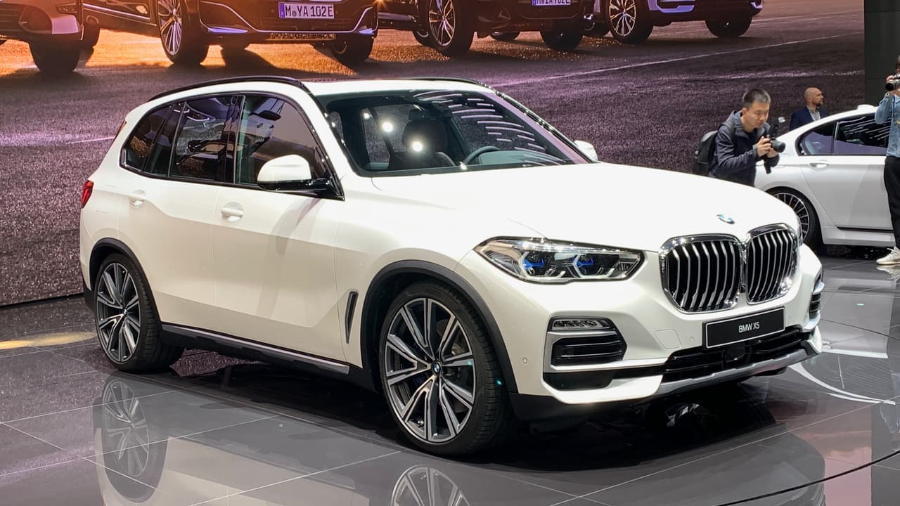 <h3 class="cms-H3-H3">BMW X5</h3>
<br>La cuarta generación de la BMW X5, una de las pioneras en el campo de las SUV de lujo, llegó a Ginebra desde Carolina del Sur, donde es construida, motrando su nueva e inmensa parrilla y un gran invernadero que la hace lucir menos voluminosa y pesada que en el pasado.