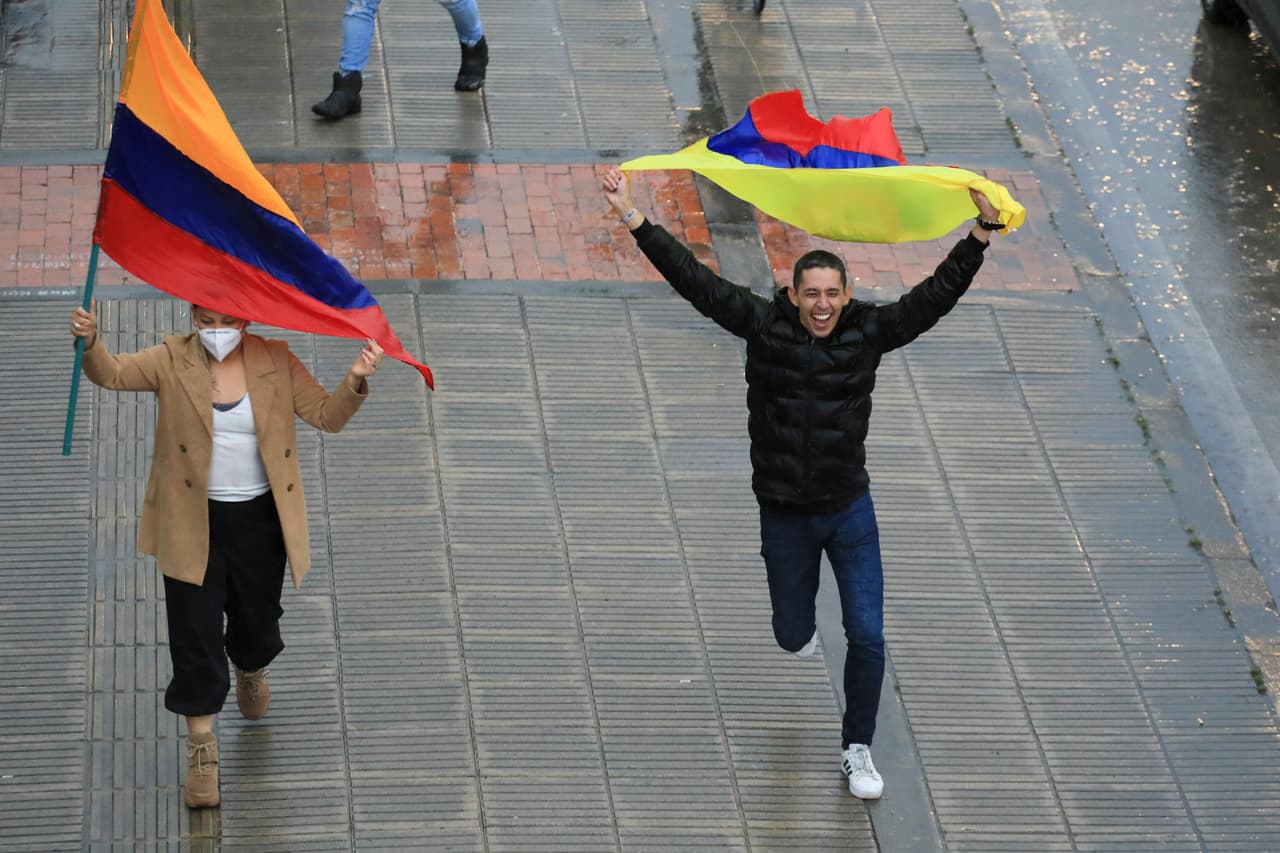 Durante la campaña, Petro se dedicó a contradecir a sus críticos y prometió -incluso firmando bajo juramento- que no expropiará bienes, respetará la propiedad privada, las creencias religiosas y las pensiones.
<br>