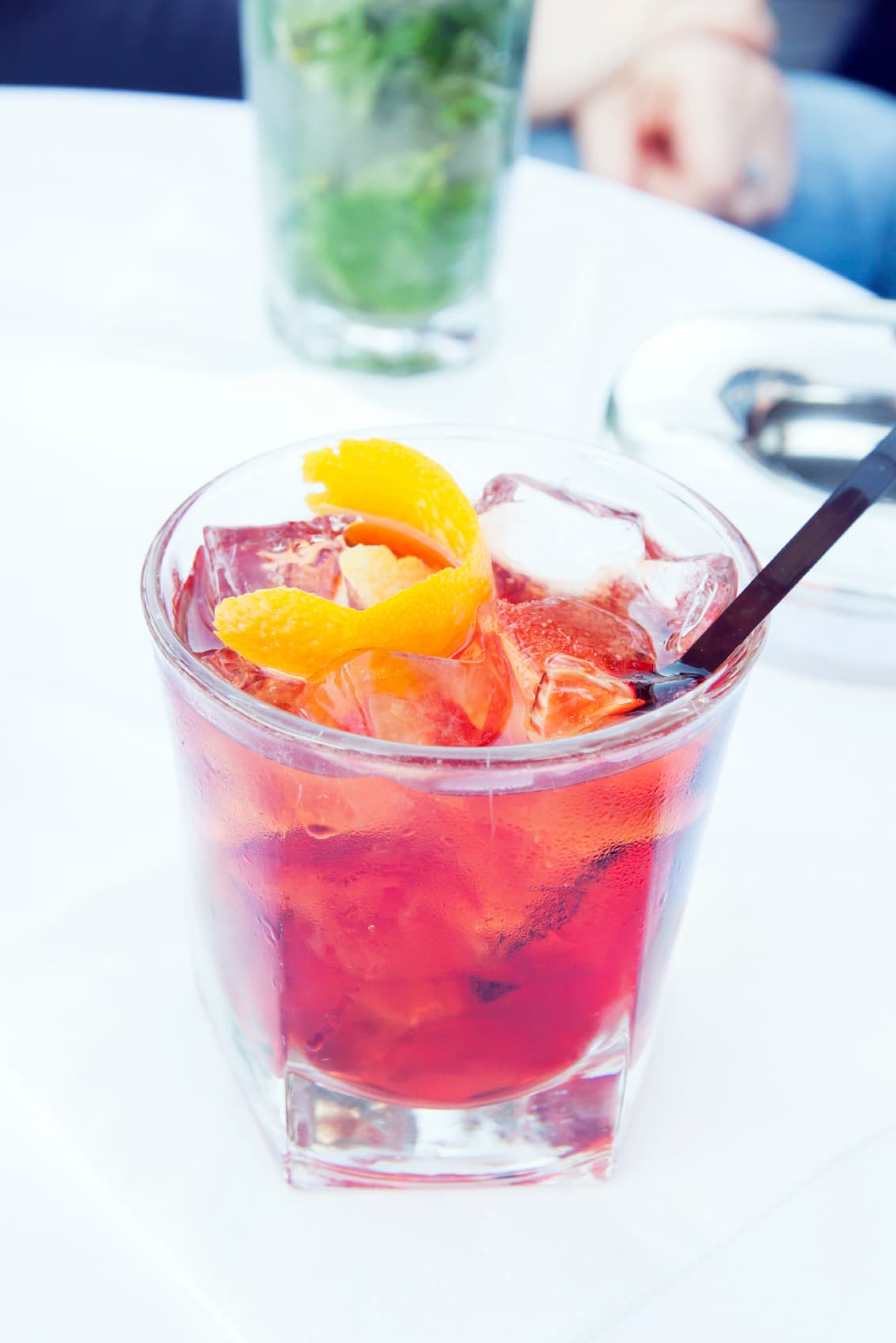 Agita con fuerza y reserva por 24 horas en un lugar oscuro. Al finalizar ese lapso, quita todos los sólidos con un tamiz fino o un filtro de café. Agrega 10 oz (295 ml) de agua filtrada y 4 oz (118 ml) de almíbar simple (puedes saltarlo para evitar esas calorías). Mézclalo bien y guárdalo.