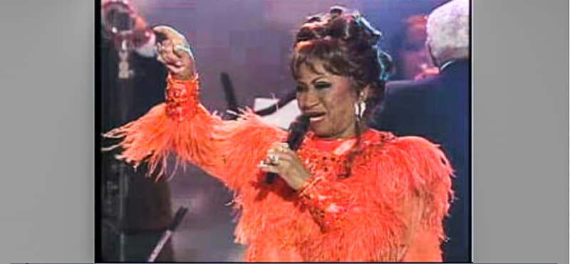 Una gran celebración amerita una gran bienvenida y esa la dio Celia Cruz con el clásico 'La vida es un carnaval'. Fue la primera puesta en escena de la fiesta. Celia celebró en el 2001 cincuenta y cinco años de carrera artística. Enfermó más adelante durante ese año.