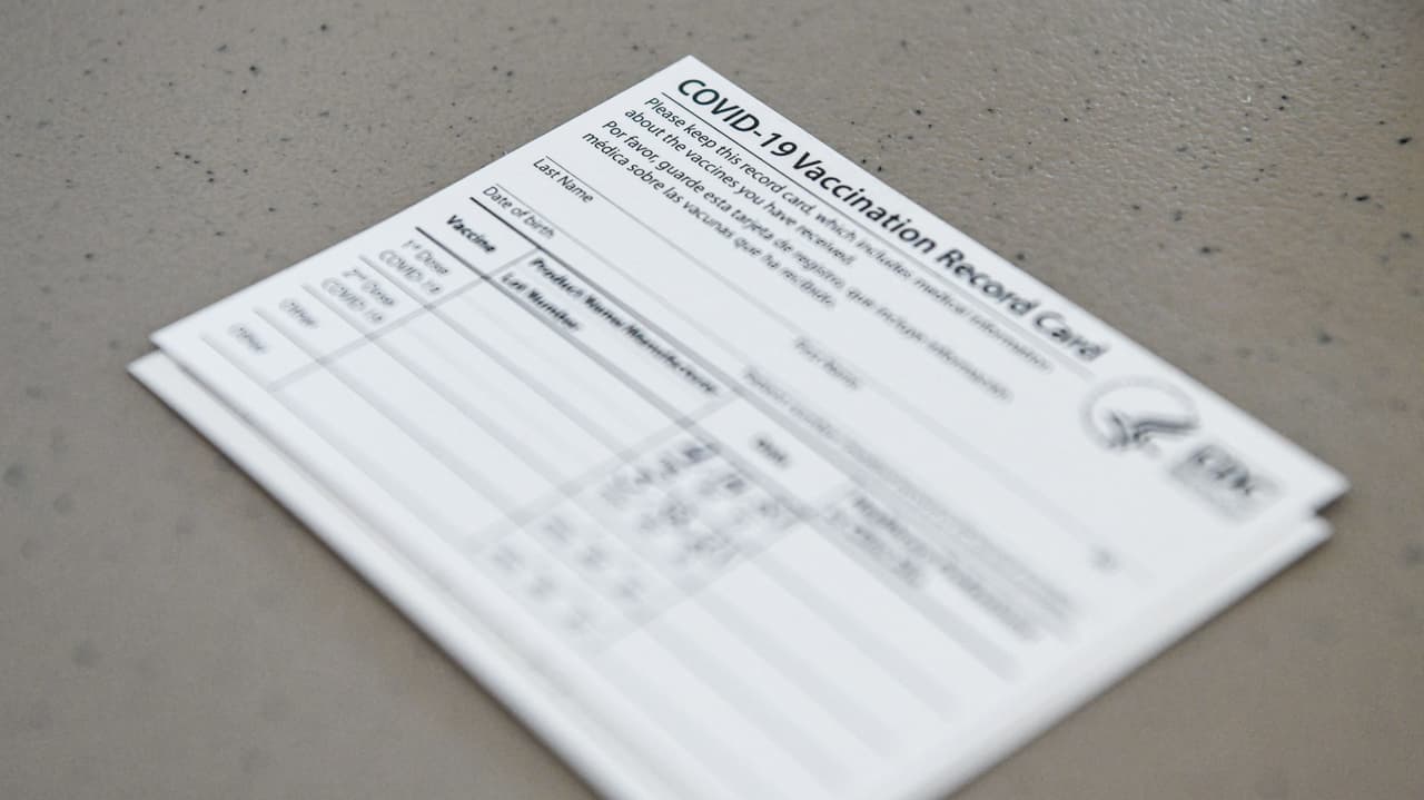 Aumento de tráfico de tarjetas falsas de vacunación contra covid alerta a autoridades de todo el país