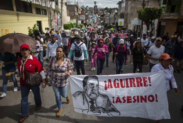 Asimismo protestaron contra el gobernador de Guerrero Ángel Aguirre, a quien culpan de la violencia en la entidad.