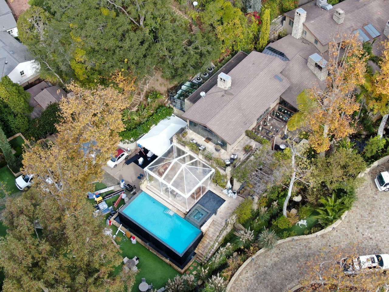 Mientras tanto, fotos aéreas de la casa que Jennifer López habita en Bel Air y que fueron tomadas por la agencia The Grosby Group dejaron en evidencia a un grupo de trabajadores realizando algunos arreglos. 
<br>
