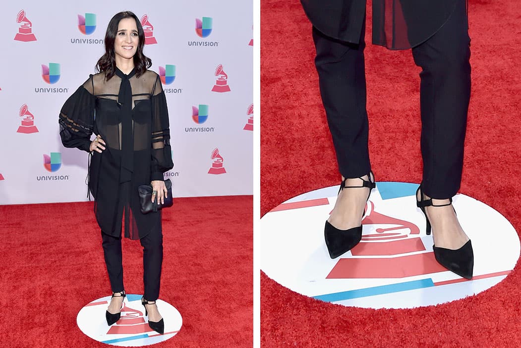 Julieta Venegas tampoco se apartó del negro. Ella usa estas zapatillas con una especie de tacón kitten pero con cintillos en los tobillos, ideales para caminar con mucha comodidad en eventos como este.