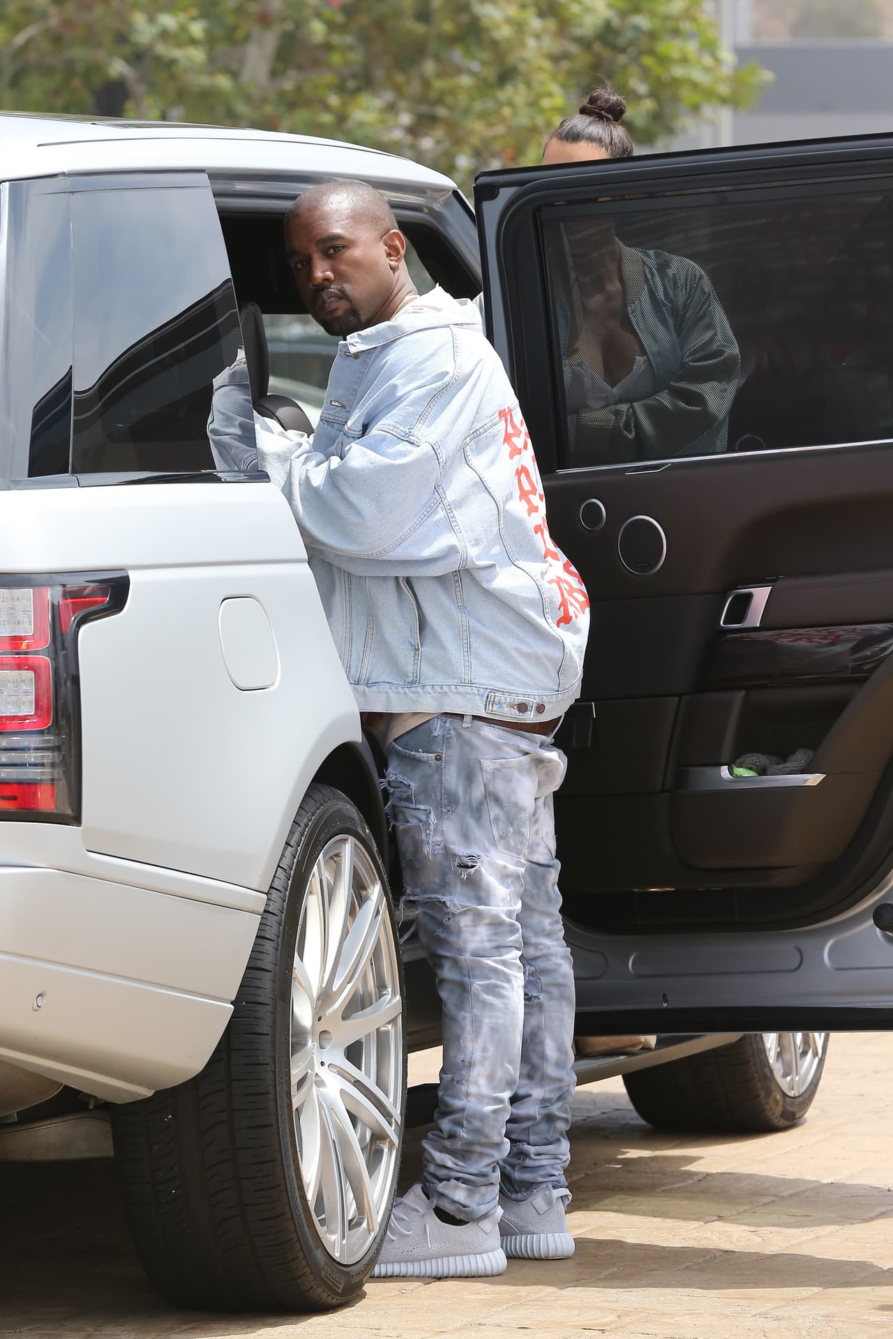 De inmedito Kanye dedicó una miradita retadora a los paparazzi.