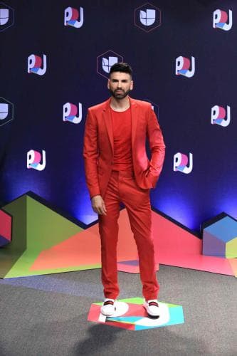 Por tercer año consecutivo, el experto en moda y belleza de Univision forma parte de este equipo de conductores encargados de darle la bienvenida a los invitados y hablar sobre los atuendos más espectaculares de la alfombra magenta.