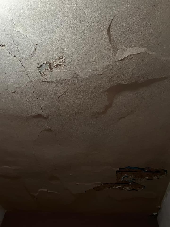 Grietas en el techo de una residencia en Guánica.