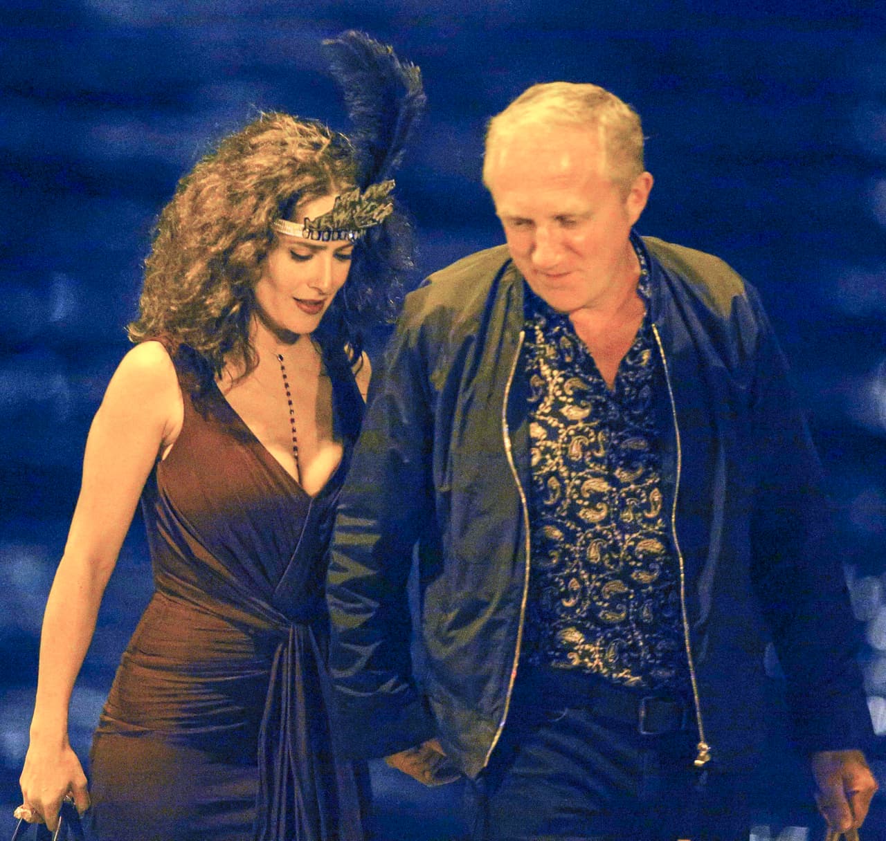 Durante la cena Salma se sentó a la derecha de François.