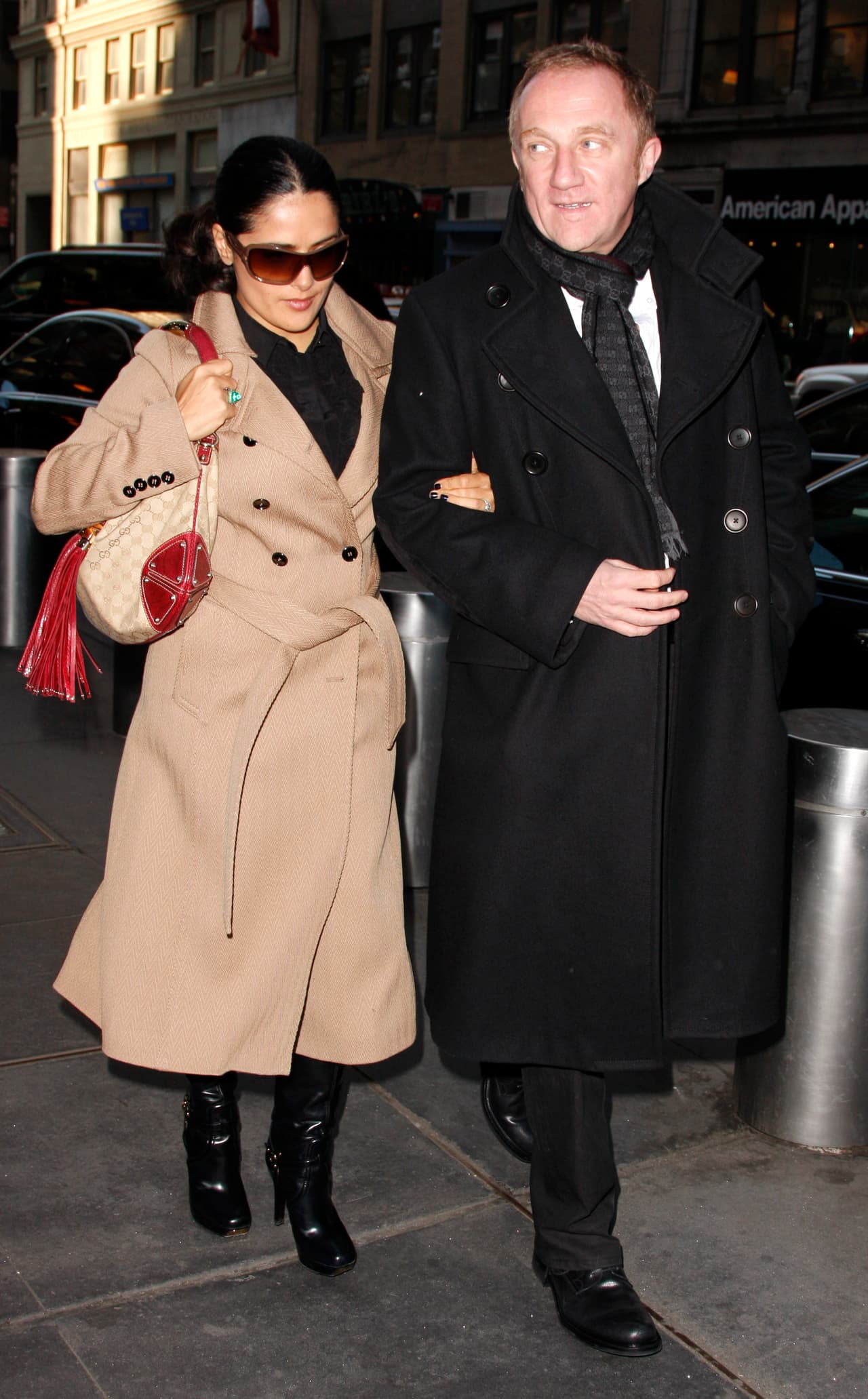 Poco tiempo faltó para que los medios locales publicarán en primera plana su noviazgo.