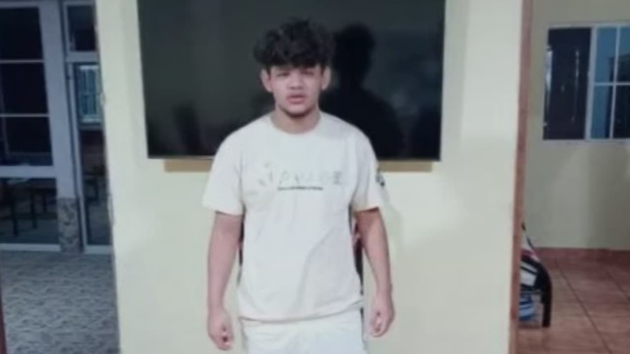 Madre desesperada busca a su hijo en prisión de máxima seguridad en El Salvador