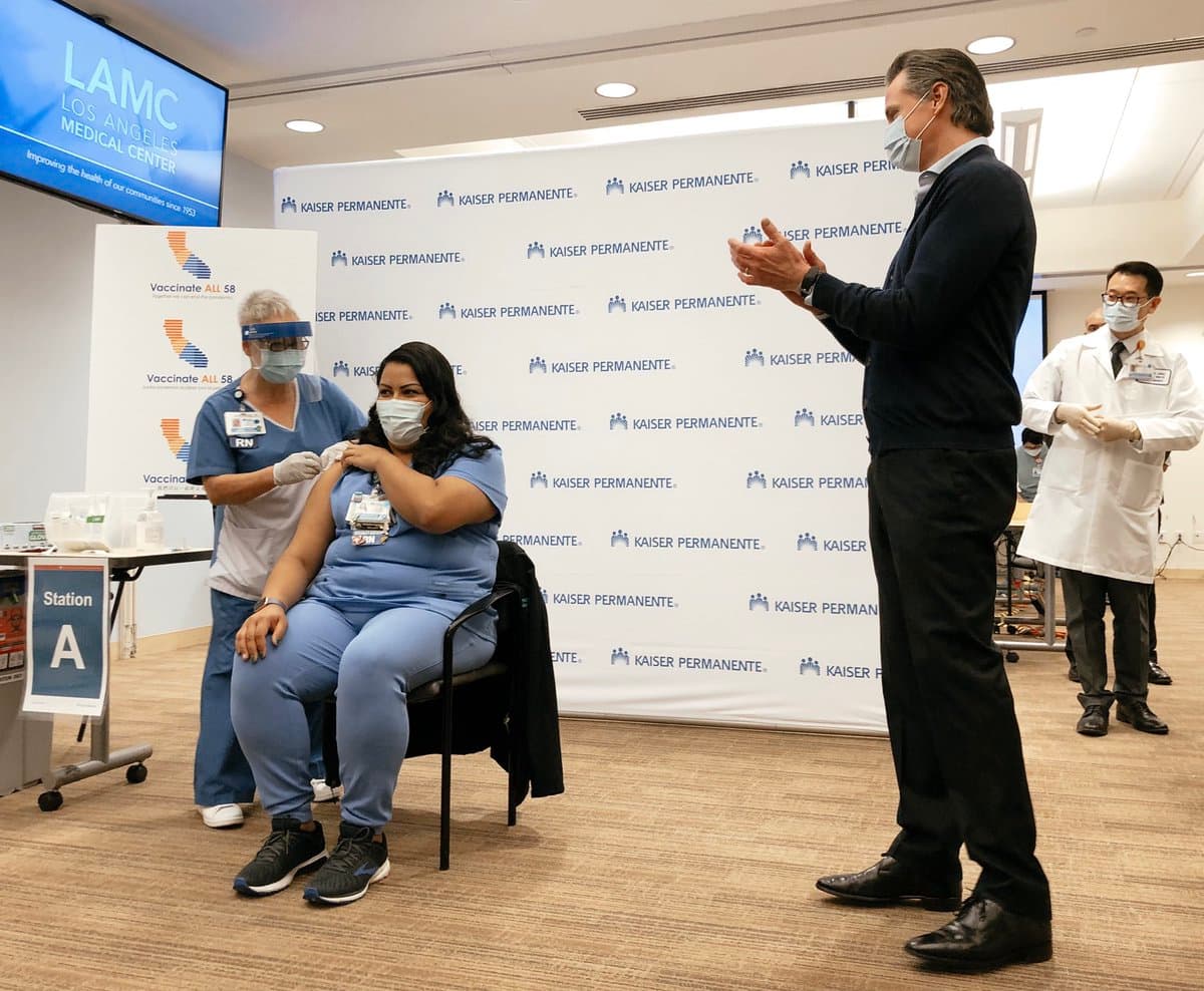 Enfermera latina es la primera persona en recibir la vacuna del coronavirus en California