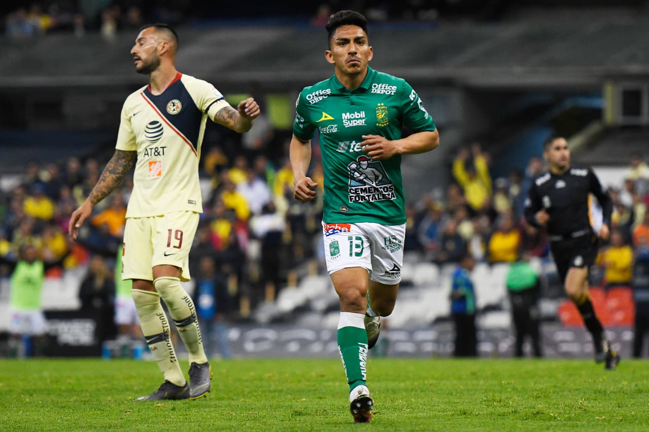 A 10 del final, el ecuatoriano Mena (centro) terminó su faena anotando el 3-0 definitivo para León.