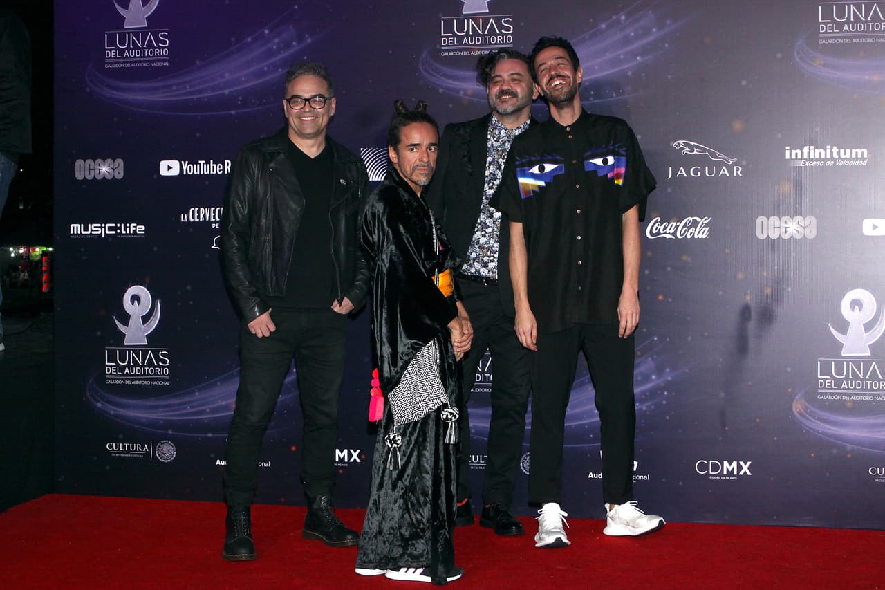 El 2 de mayo, la banda de rock Café Tacvba informó el
<b><a href="https://www.univision.com/radio/raul-brindis/roban-camion-que-transportaba-instrumentos-de-cafe-tacvba-y-golpean-brutalmente-al-conductor-y-su-acompanante-video">robo de sus instrumentos</a></b> en Puebla. En un comunicado, la agrupación dijo que el camión que transportaba su equipo de trabajo fue asaltado durante su trayecto a Cancún, Quintana Roo.