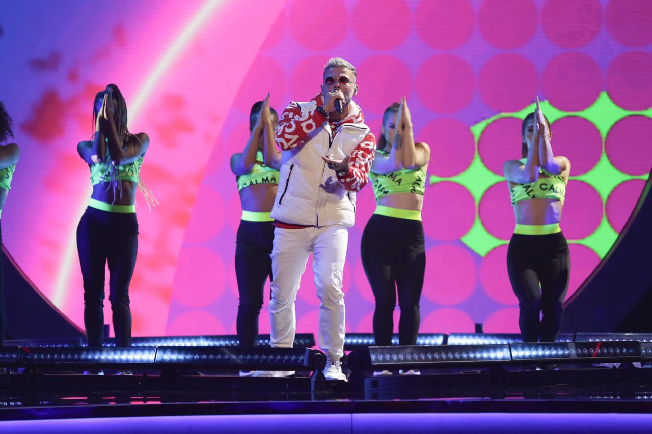 Con mucha actitud, Pedro apareció en el escenario.