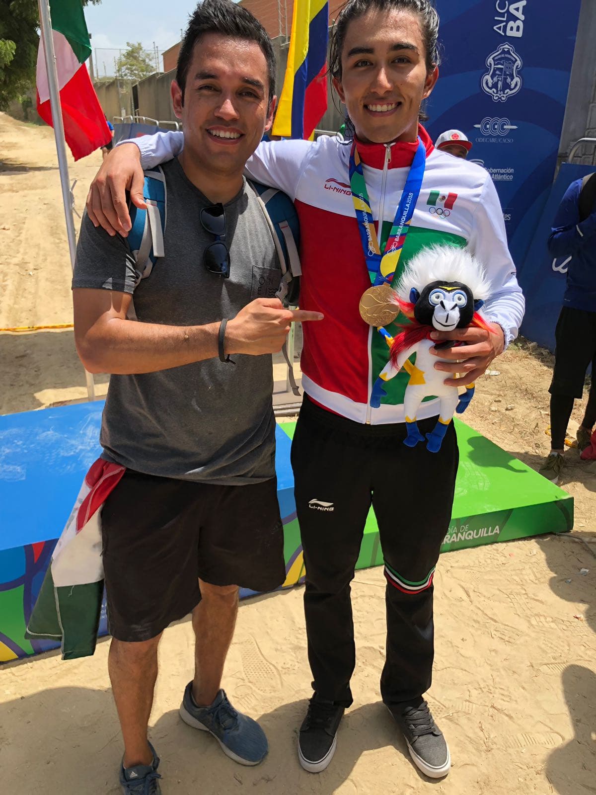 El mexicano Gerardo Ulloa (derecha) ganador del ciclomontañismo en los Juegos Centroamericanos y del Caribe, Barranquilla 2018.