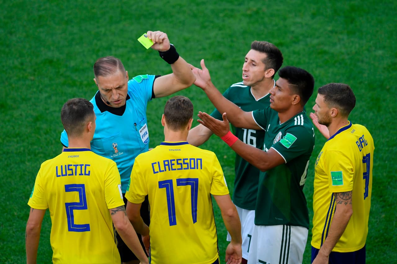 Quizás el partido más polémico de Pitana en el Mundial fue el México 0-3 Suecia, el cual comenzó con una amonestaciónó que condicionó a Jesús Gallardo.