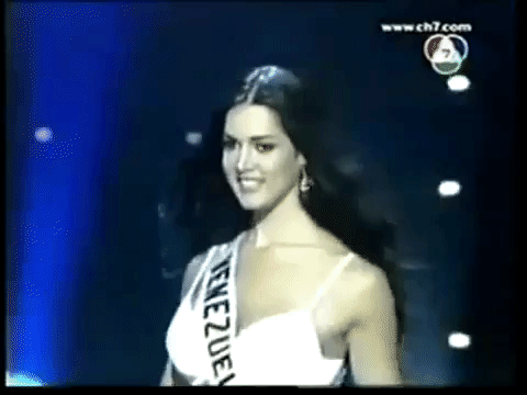 Antes de conquistar el corazón de todos los televidentes como protagonista de telenovelas como Flor Salvaje
<b> </b>y
<b> </b>Pasión Prohibida, la fallecida actriz venezolana Mónica Spear participó en el certamen Miss Venezuela del año 2004. Al año siguiente, representó a la nación en el certamen Miss Universo
<b> </b>2005 en
<b> </b>Bangkok
<b>, </b>Tailandia. Resultó elegida cuarta finalista.
