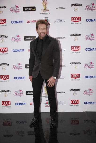 Gabriel Soto y varios actores más pusieron locas a las chicas con su presencia en la alfombra de Premios TVyNovelas.