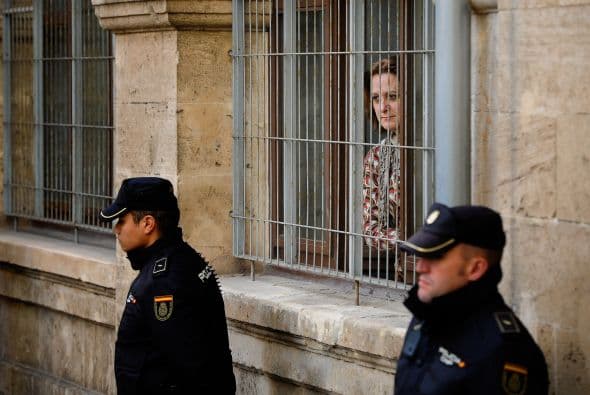 La infanta Cristina explicó durante seis horas y media de declaración judicial por el caso Nóos que se desentendió de la gestión de Aizoon, la empresa que creó al 50 % con Iñaki Urdangarin, porque confiaba plenamente en su marido, informaron fuentes jurídicas. La infanta se desligó de la administración de la sociedad familiar y aseguró que no participó en ninguna actividad del Instituto Nóos, la entidad a través de la cual Urdangarin presuntamente malversó fondos públicos. Durante el detallado interrogatorio de Castro, el primer juez que ha imputado a un miembro de la Familia Real española, la infanta admitió que hizo gastos personales con la tarjeta de crédito de Aizoon, porque entendía que no era ilegal y ha detallado que dispone de tres o cuatro tarjetas de esa clase, negando que ella o su marido tengan ninguna cuenta en paraísos fiscales y que el motivo de su presencia en la empresa que compartía con su marido fuese actuar de escudo ante Hacienda, algo que hubiera rechazado por principios. También aseguró que cuando el asesor del Rey José Manuel Romero le pidió en 2006 a Urdangarin que abandonara el Instituto Nóos, ella entendió que se trataba de evitar la mala imagen que podía acarrear que la entidad se viera envuelta en polémicas políticas, pero no pensó que su marido hiciera nada ilícito. Ella dijo que los 1,2 millones de euros que recibió de su padre para la compra de la casa del matrimonio en la ciudad de Barcelona son un préstamo que está devolviendo poco a poco.